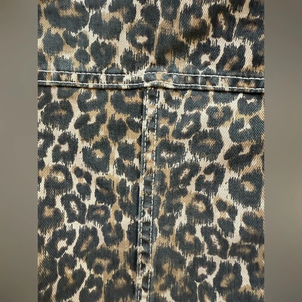 Free People Leopard Print Denim Jacket Raw Hem Button Up Trucker Style Women XS - Picture 11 of 11